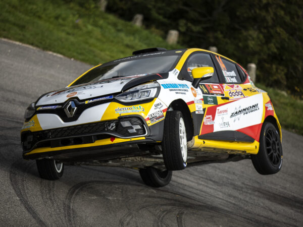 Renault Clio 4 durante una gara di Rally