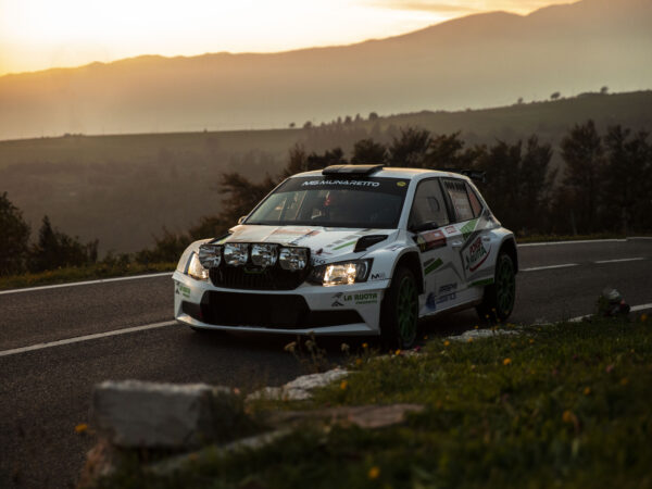 Skoda Fabia durante una gara di Rally al tramonto